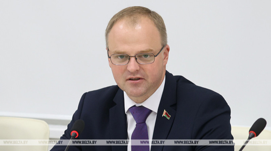 Как в Беларуси открывают новые имена в литературе, рассказал Езерский