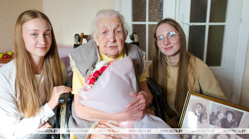 "Цените мир и оставайтесь человечными". 101-летняя ветеран труда из Гомеля напутствовала молодежь