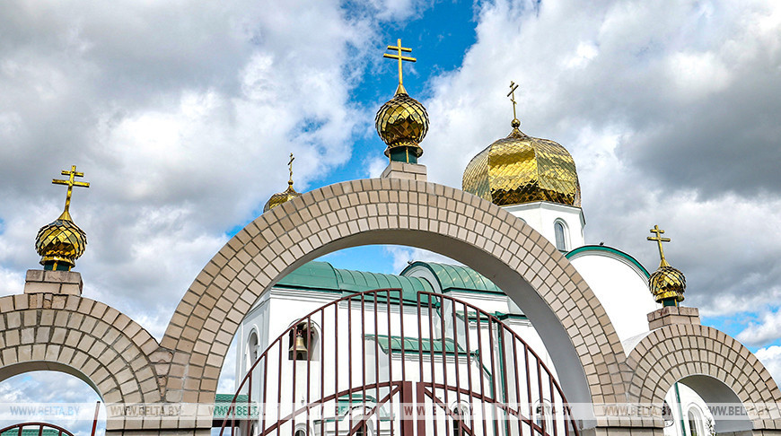 Православные верующие празднуют Воздвижение Креста Господня