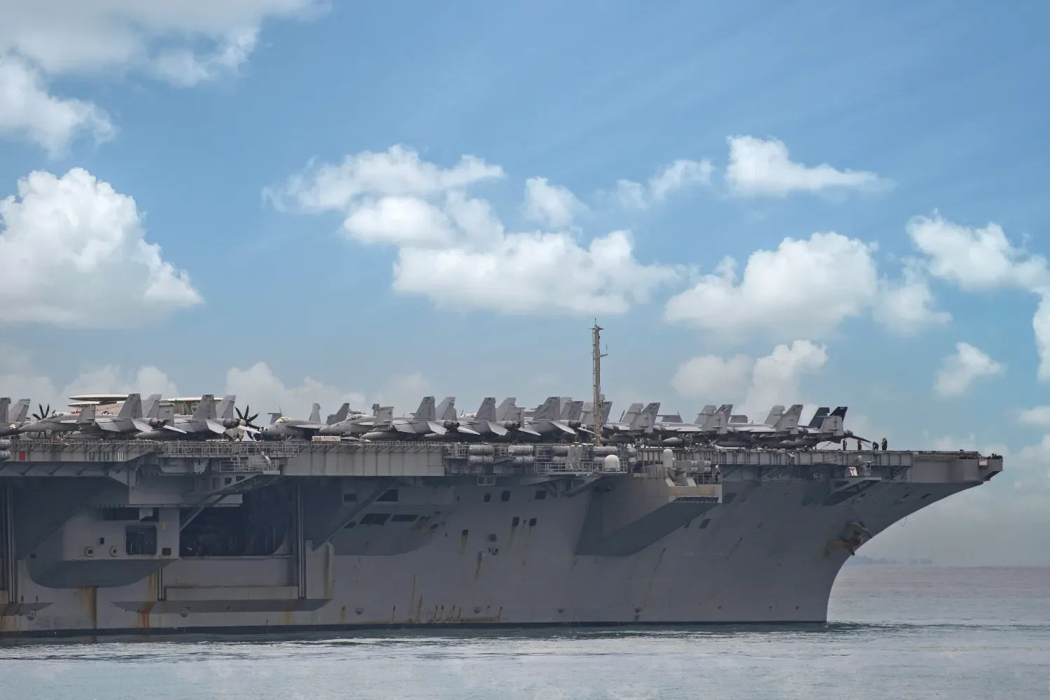 США отправляют на Ближний Восток третий авианосец и морпехов