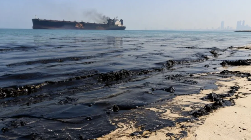 В ОАЭ остановили утечку нефти из поврежденного танкера