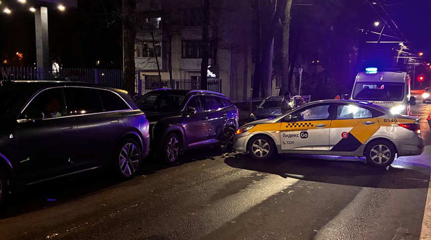 В Минске водитель протаранил три припаркованных автомобиля, в больницу доставлен его пассажир