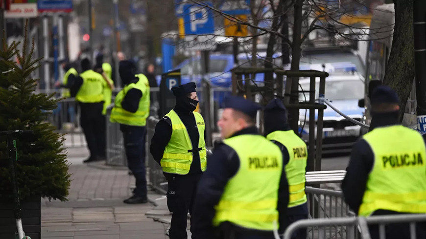 В Варшаве во время протестов у Конституционного суда задержали мужчину в балаклаве с оружием