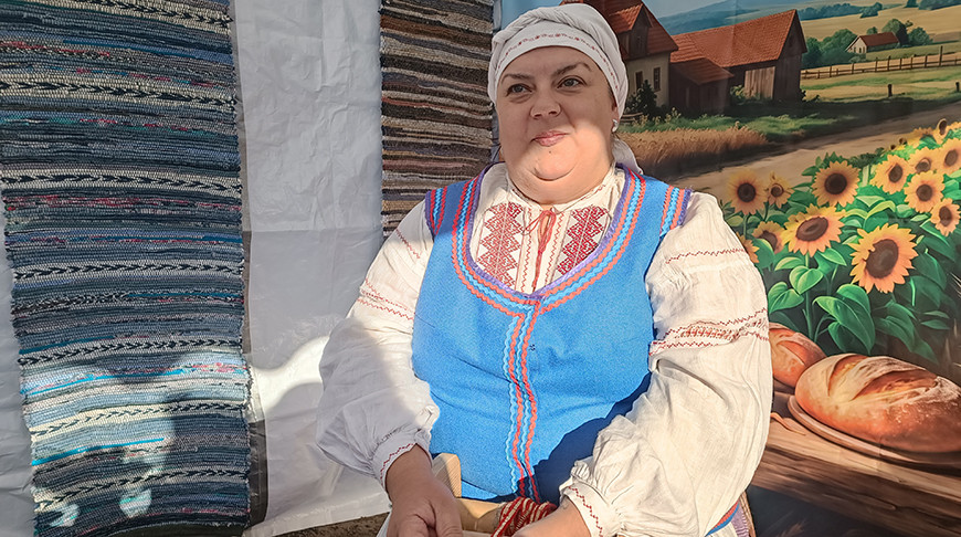 Сильный оберег. Мастер народных ремесел из Сенно возрождает традиции плетения соломенных поясов