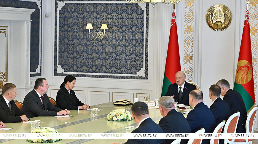 Кадровый день, грани многовекторности и откровенный разговор с премьерами. Итоги недели Президента
