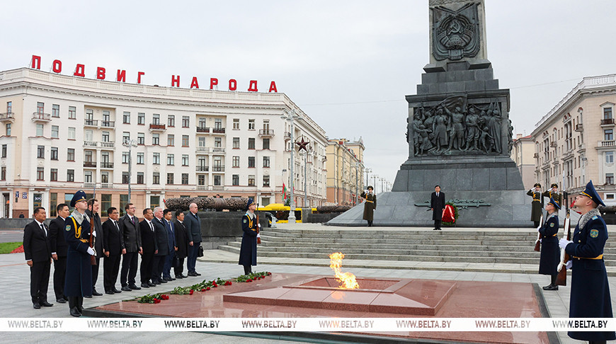 Мьянманская парламентская делегация возложила венок к монументу Победы в Минске