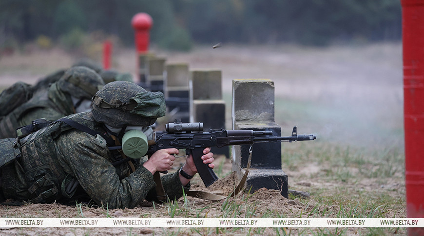 Военнослужащие 38-й бригады выполняют стрельбы из различных видов оружия во время проверки ВС