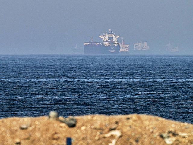 В районе Ормузского пролива атакованы два танкера, пропали без вести два моряка