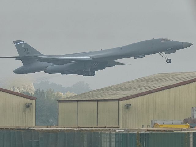NYT: после предупреждения об атаке все 12 бомбардировщиков B-1 эвакуировали с британской базы