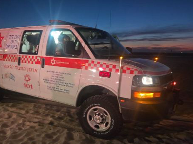 В море у побережья Ашкелона спасены два человека, поиски третьего продолжаются