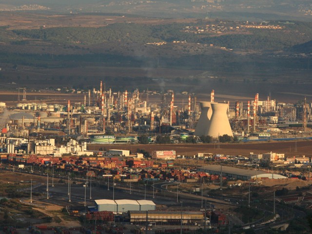 Мэрия Хайфы рассматривает возможность закрытия нефтехимических заводов из-за загрязнения воздуха