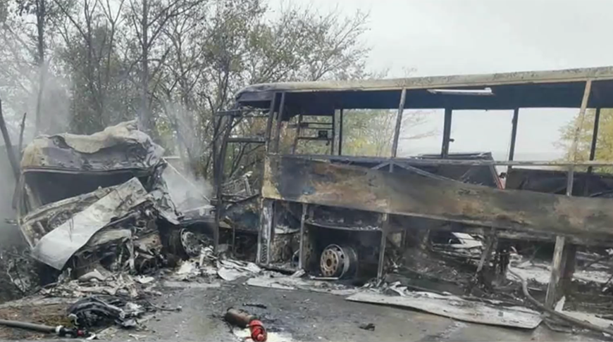 В Болгарии автобус с 38 пассажирами столкнулся с двумя грузовиками и загорелся